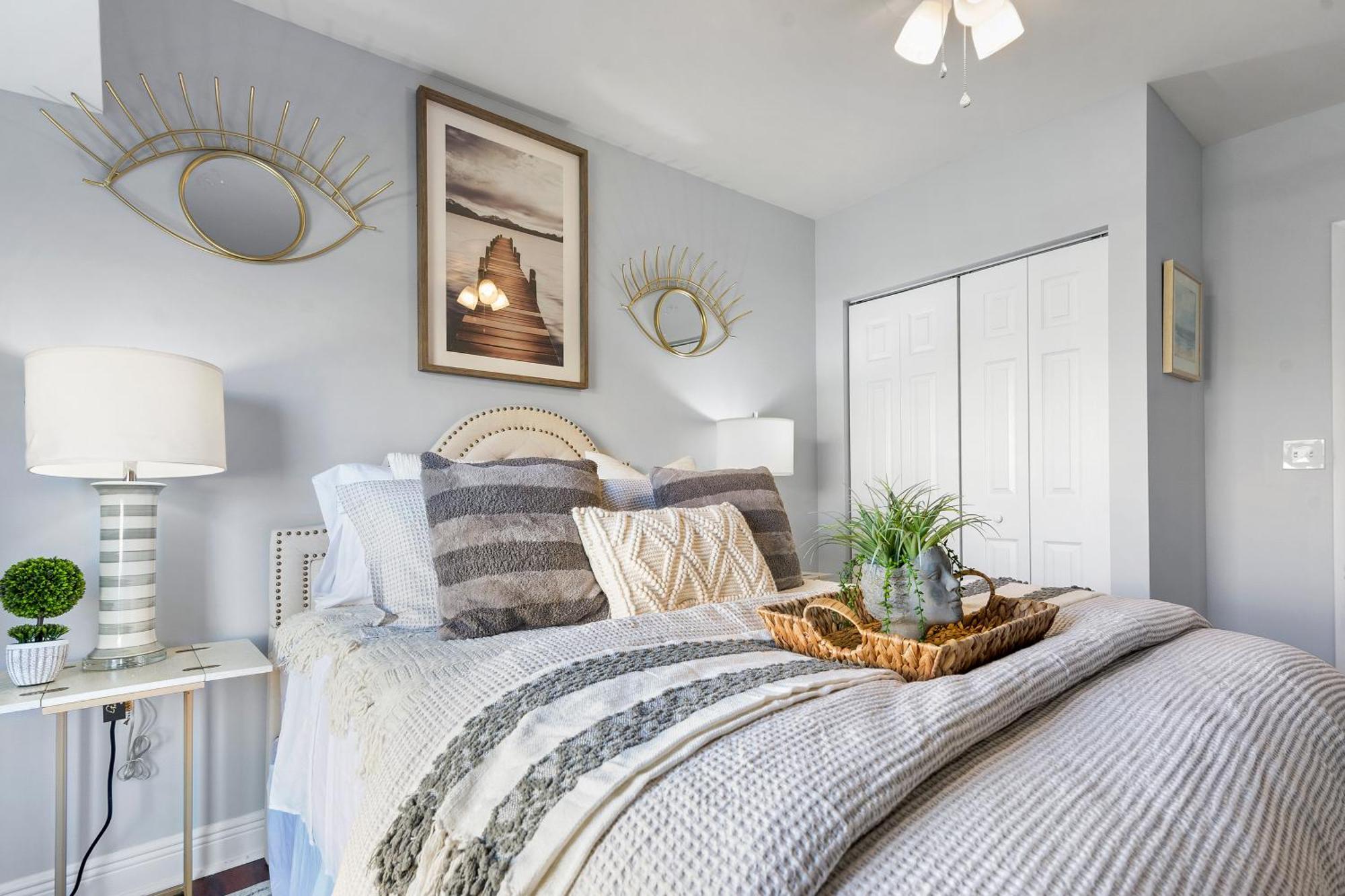 Chic Downtown - Location Location Location!! Holiday home