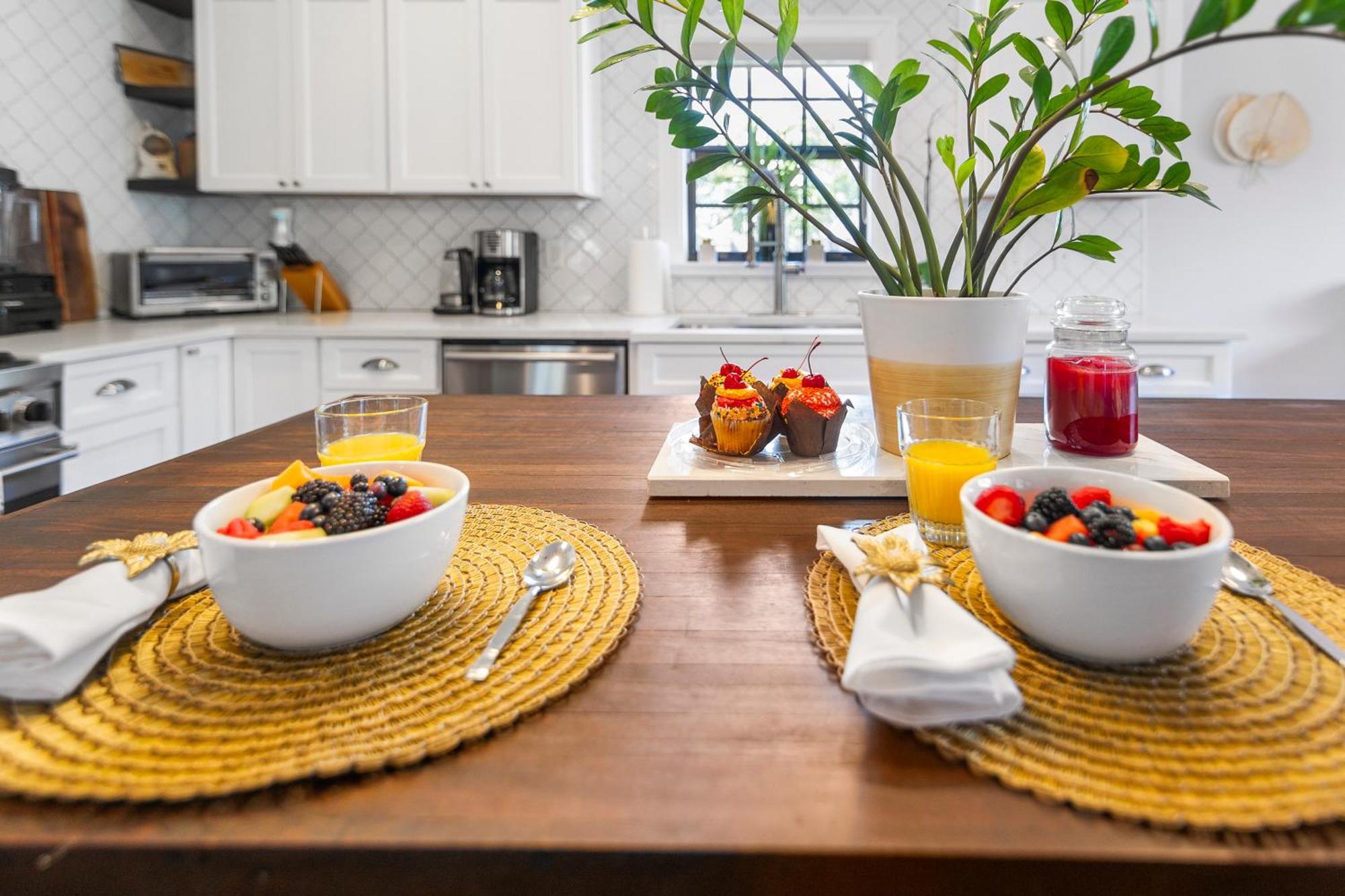 Luxury Spanish Colonial And Guest *