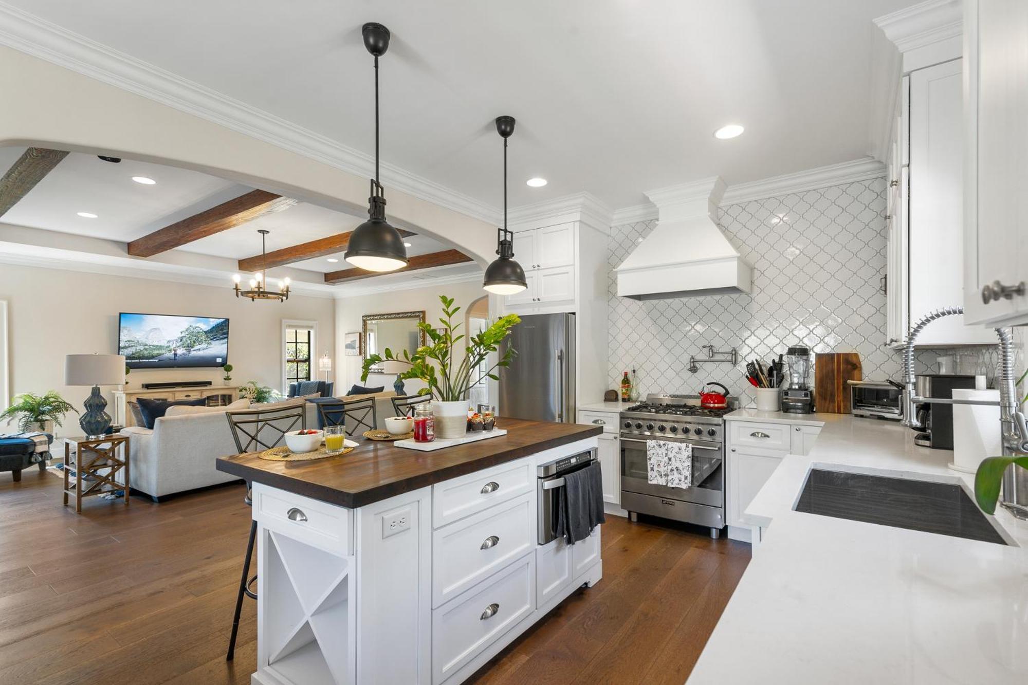 Luxury Spanish Colonial And Guest Holiday home