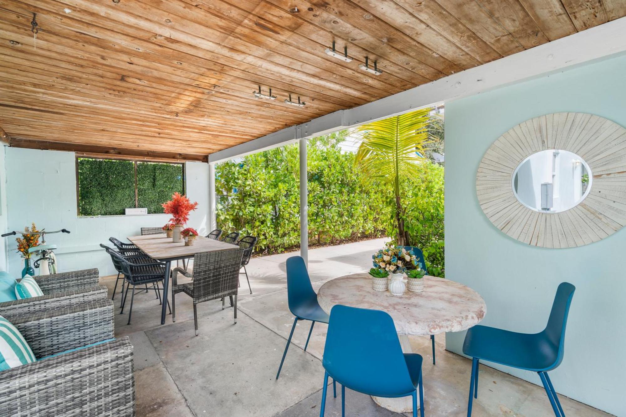 Chic Downtown 42 And Guest 11 Holiday home *