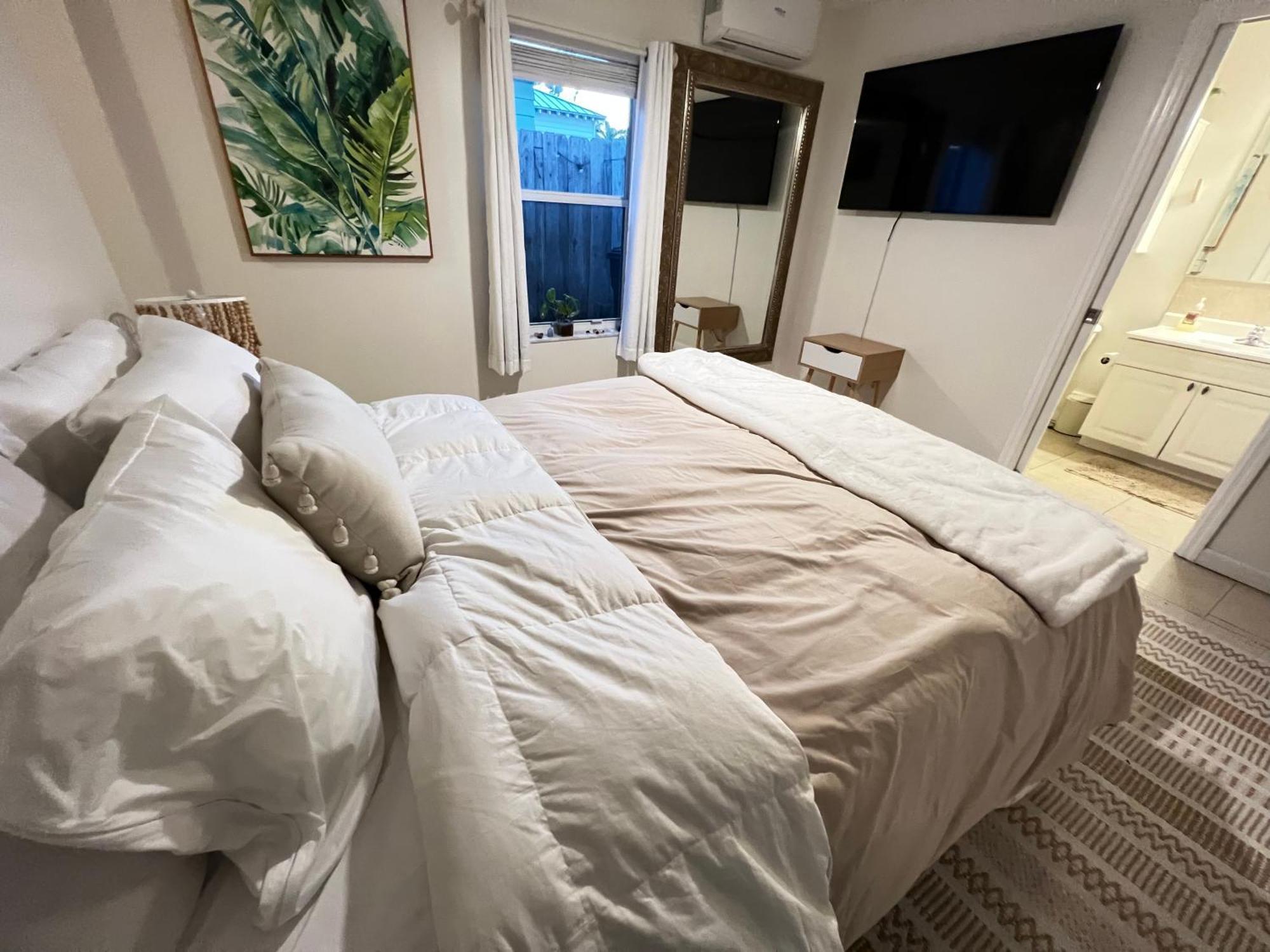 Boho Paradise W Heated Saltwater Pool & Holiday home *