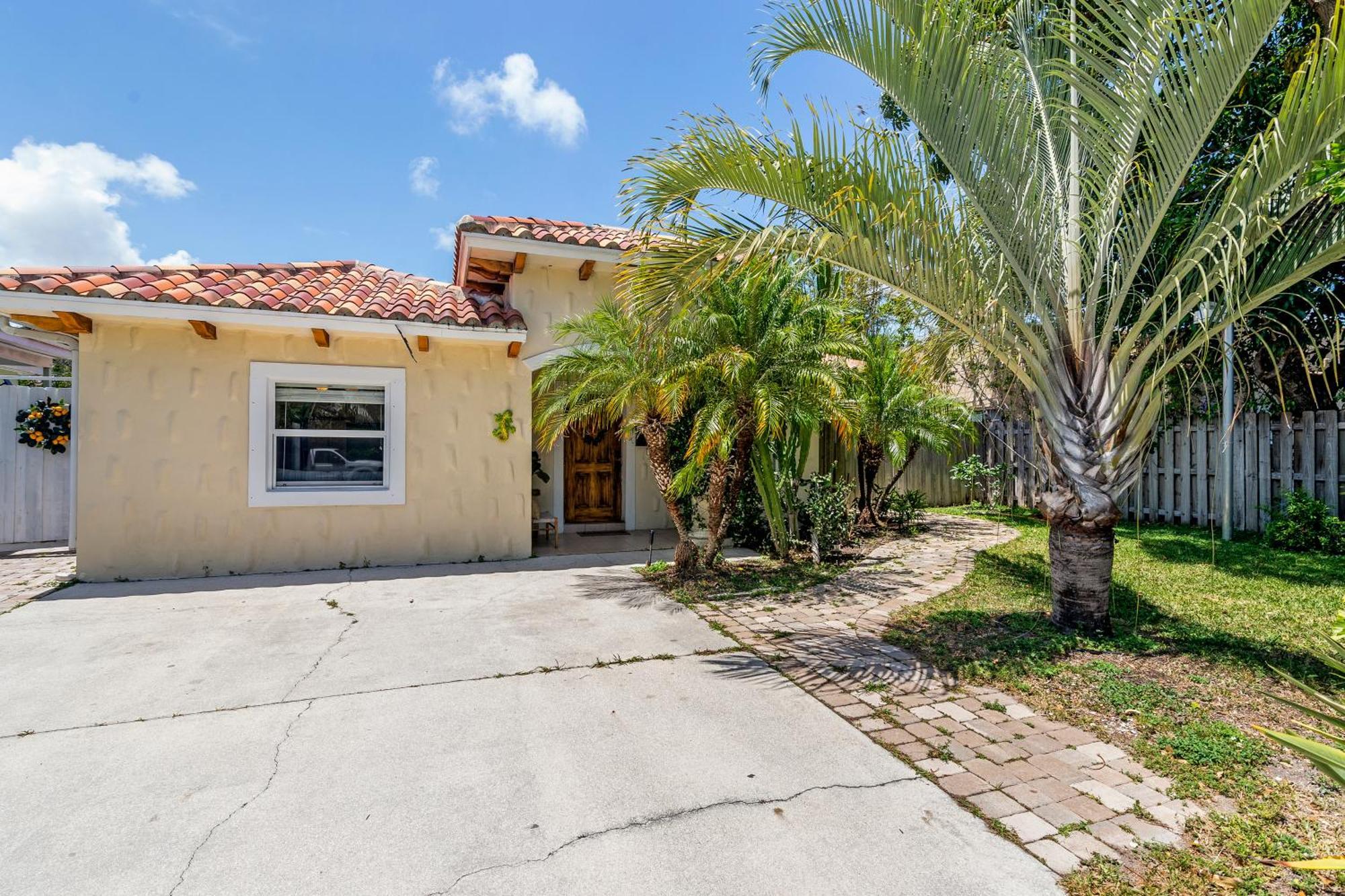 Boho Paradise W Heated Saltwater Pool & Holiday home *