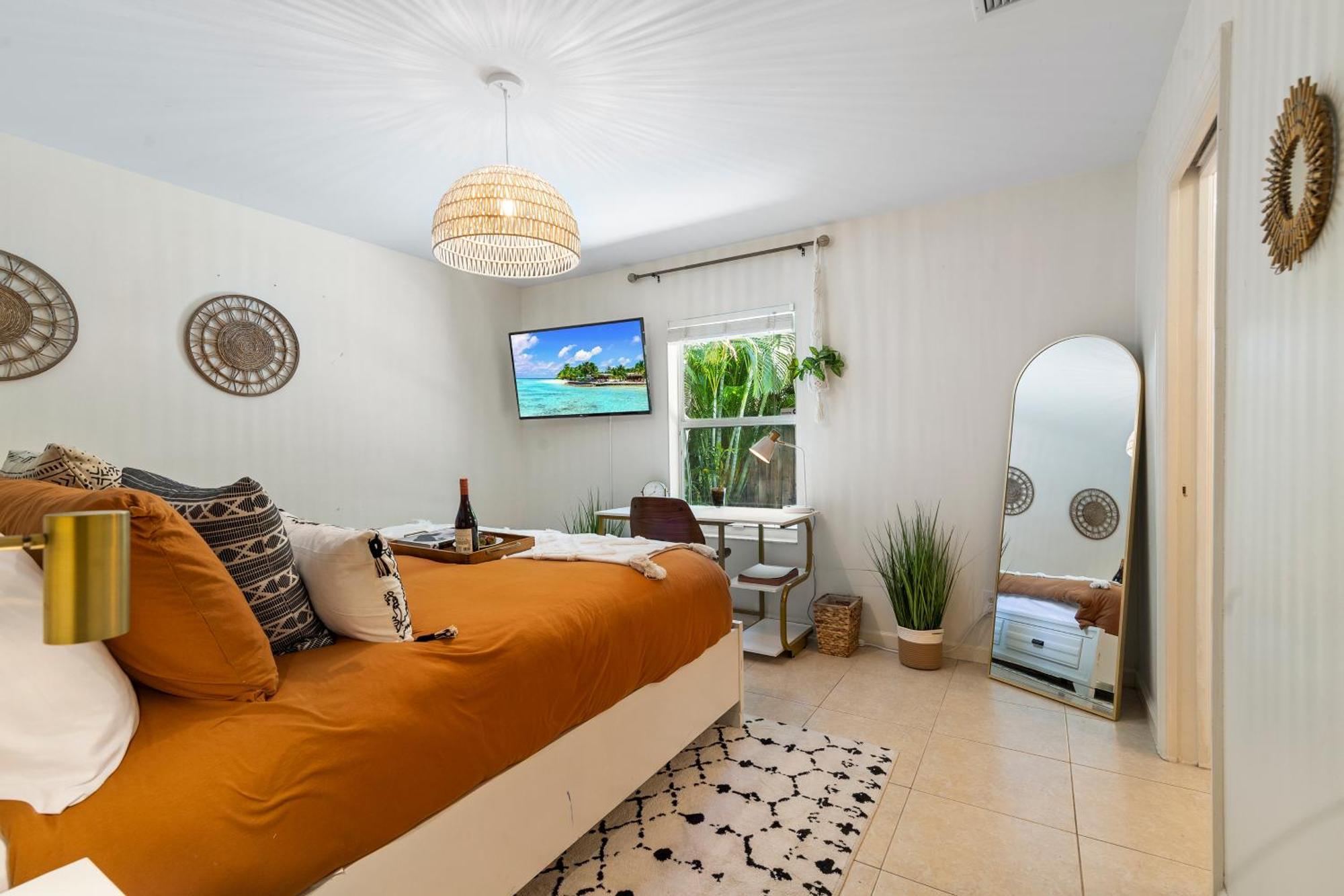 Boho Paradise W Heated Saltwater Pool & Holiday home West Palm Beach