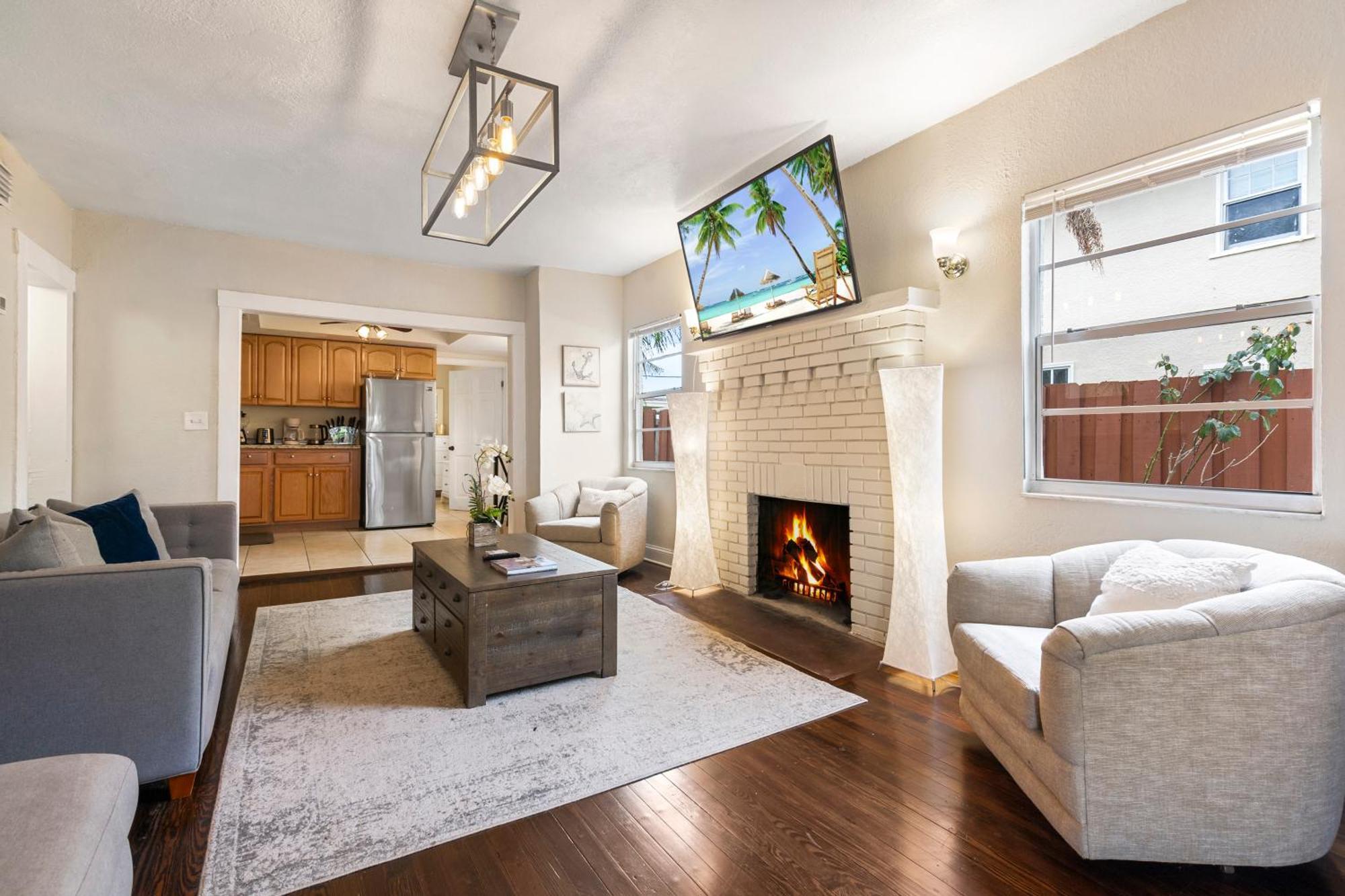 Chic Downtown Vacation And Guest Villa West Palm Beach