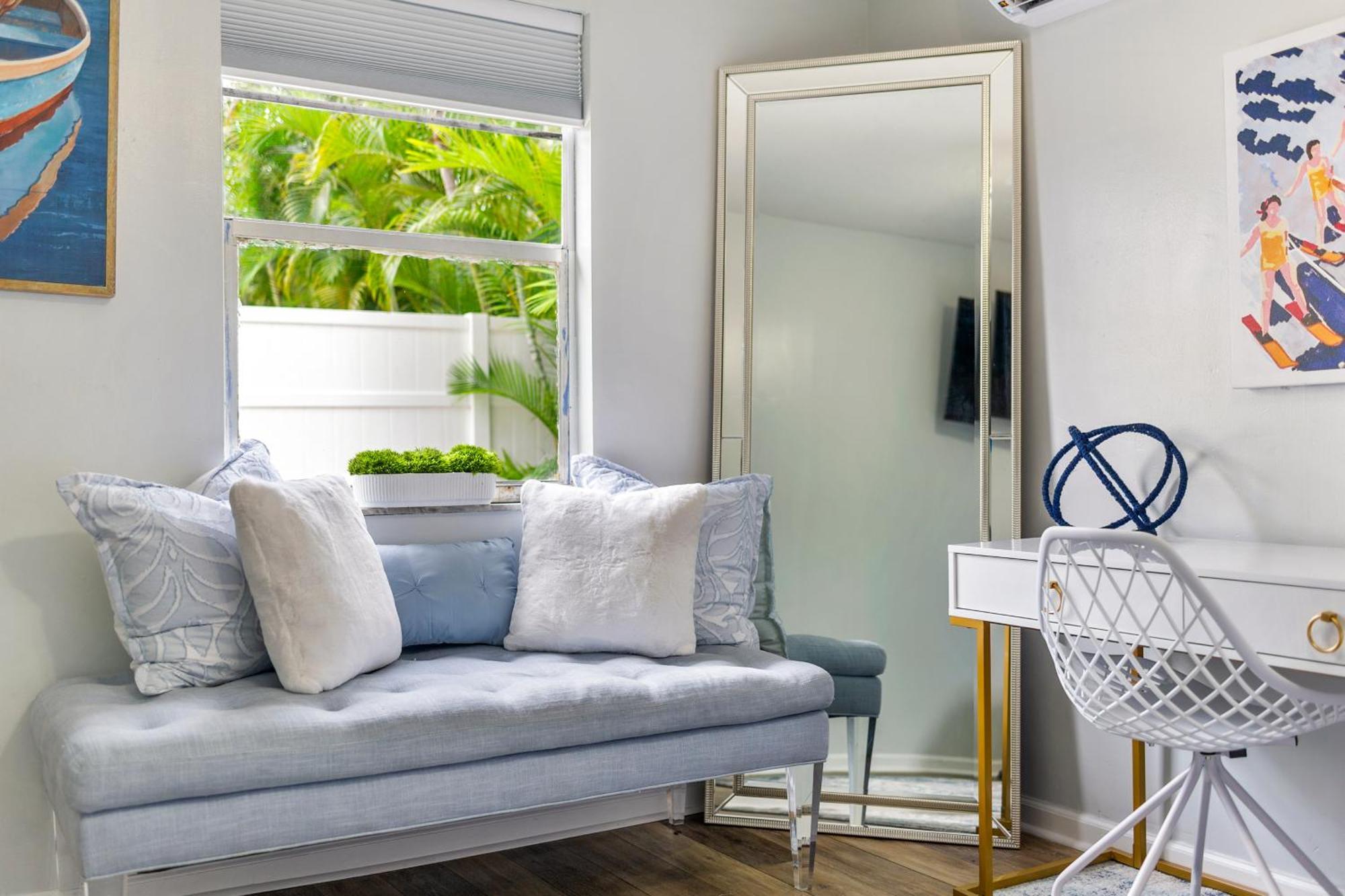 Chic Downtown Vacation And Guest Villa
