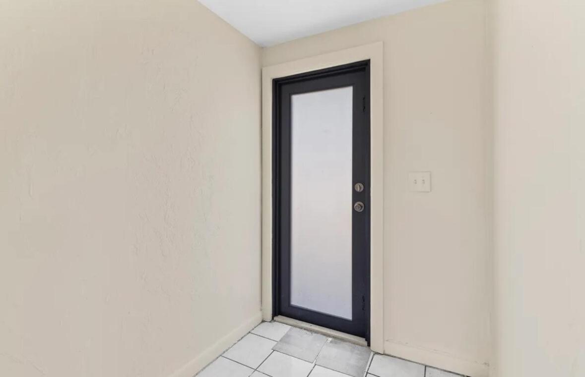 3 Bedrooms 1 Bathroom Entire Side House * West Palm Beach