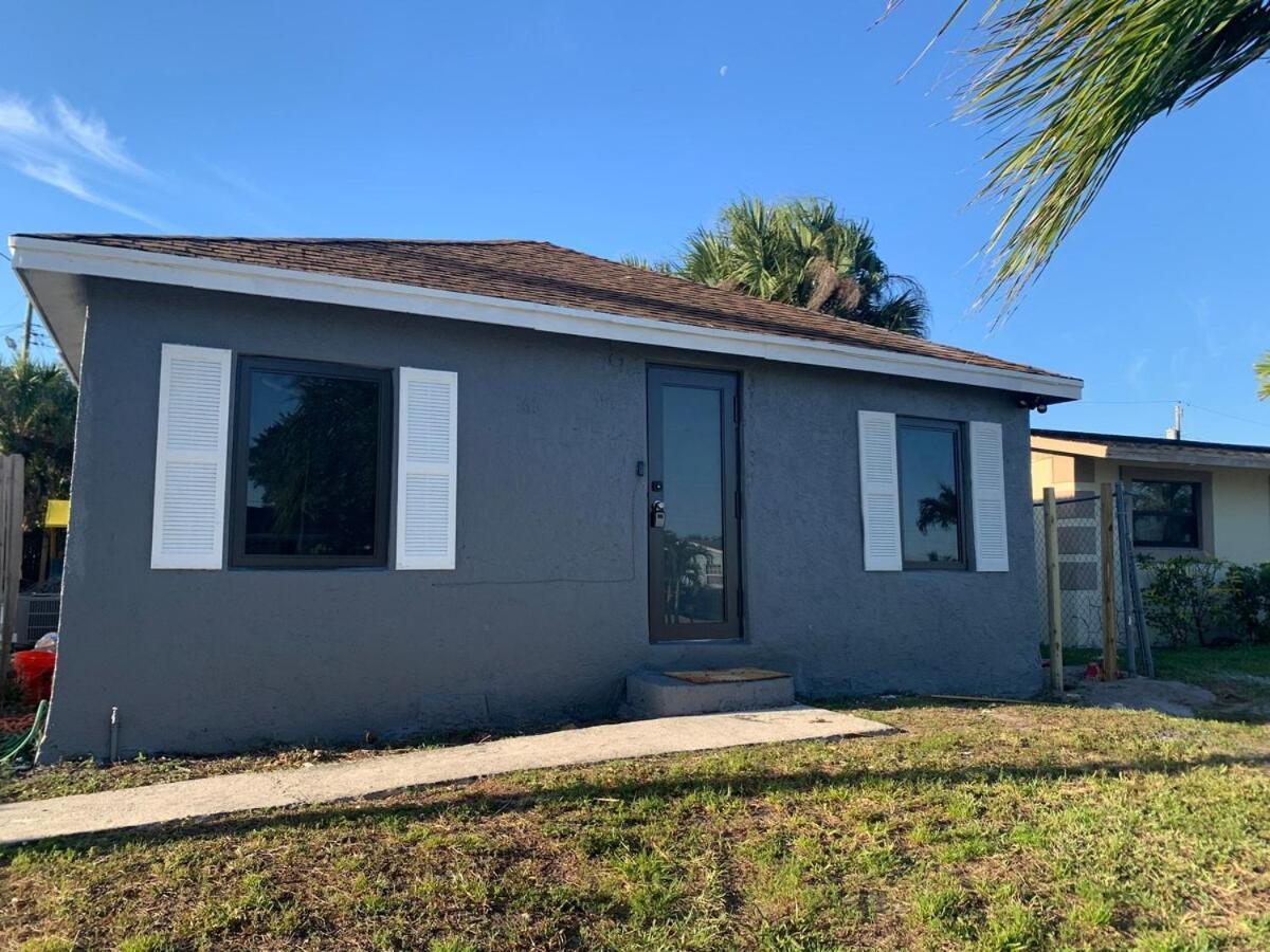 3 Bedrooms 1 Bathroom Entire Side House * West Palm Beach