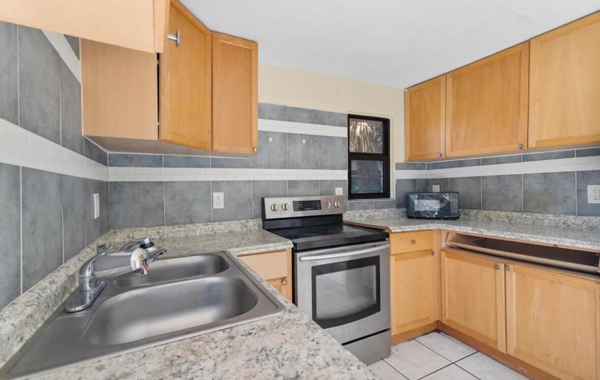 3 Bedrooms 1 Bathroom Entire Side House