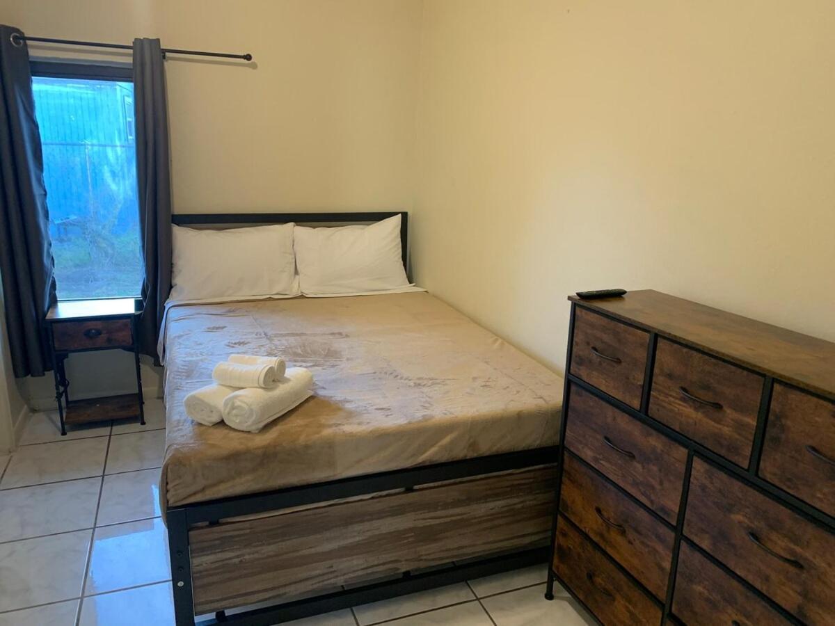 Villa 3 Bedrooms 1 Bathroom Entire Side House *