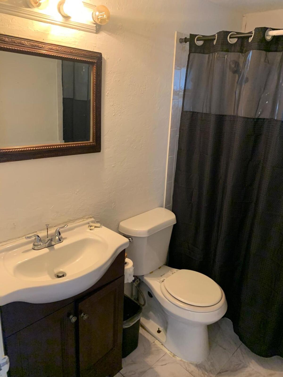 3 Bedrooms 1 Bathroom Entire Side House Villa