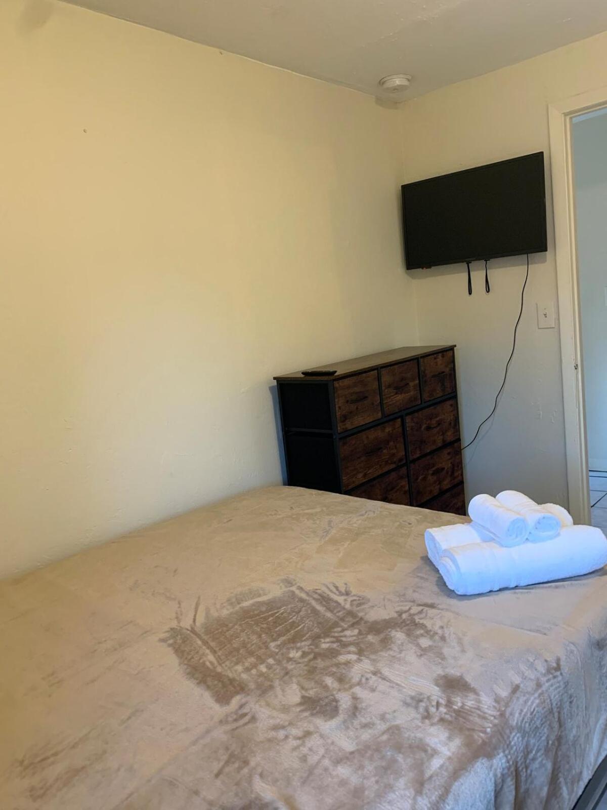 3 Bedrooms 1 Bathroom Entire Side House Villa *