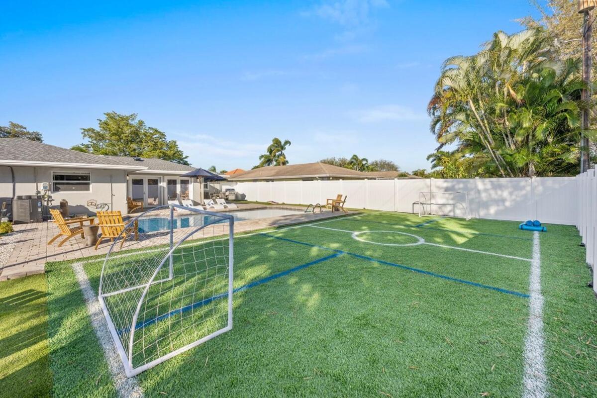 Holiday home Villa! Heated Pool With Golf Firepit And Turf Sports *
