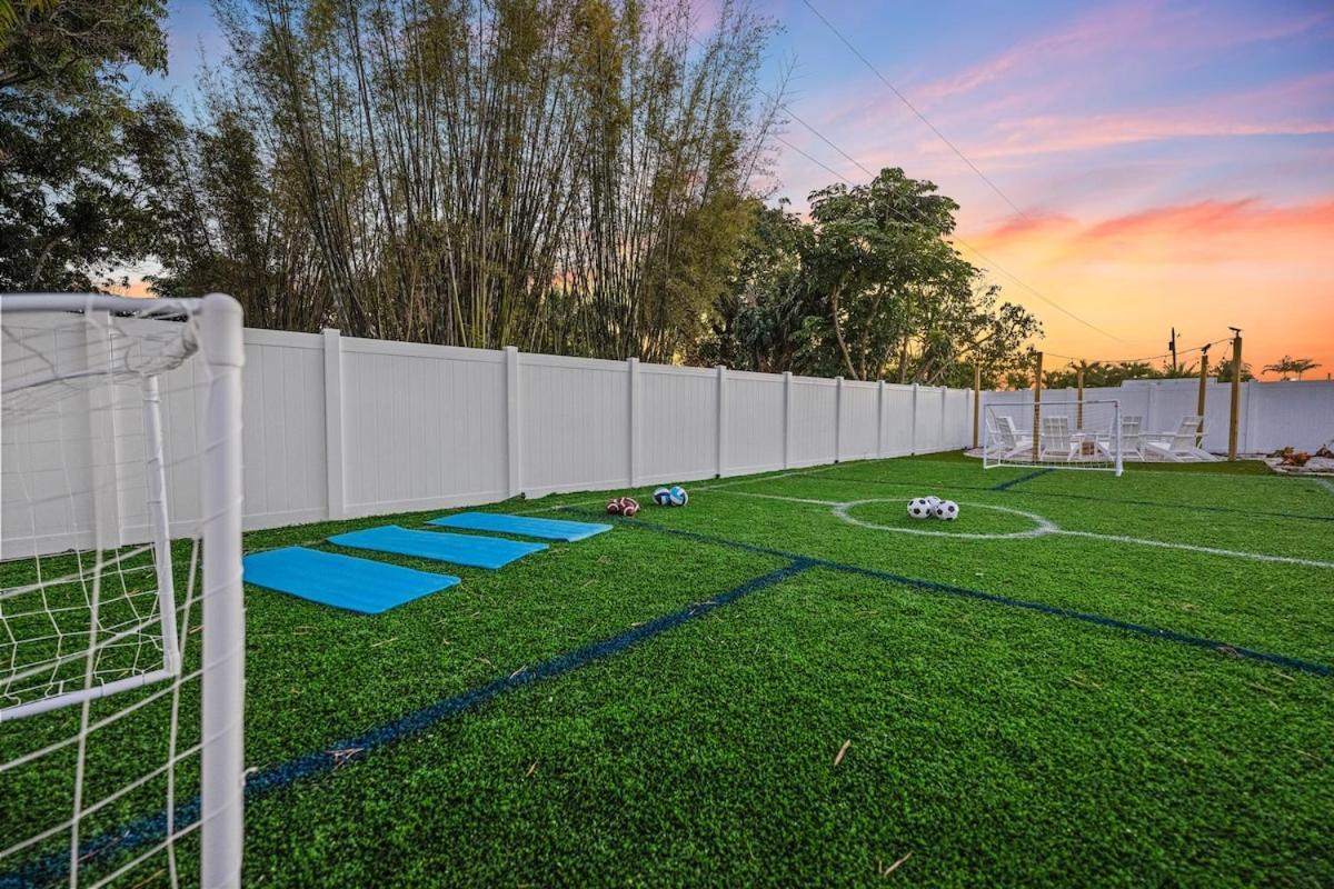 Villa! Heated Pool With Golf Firepit And Turf Sports Holiday home West Palm Beach