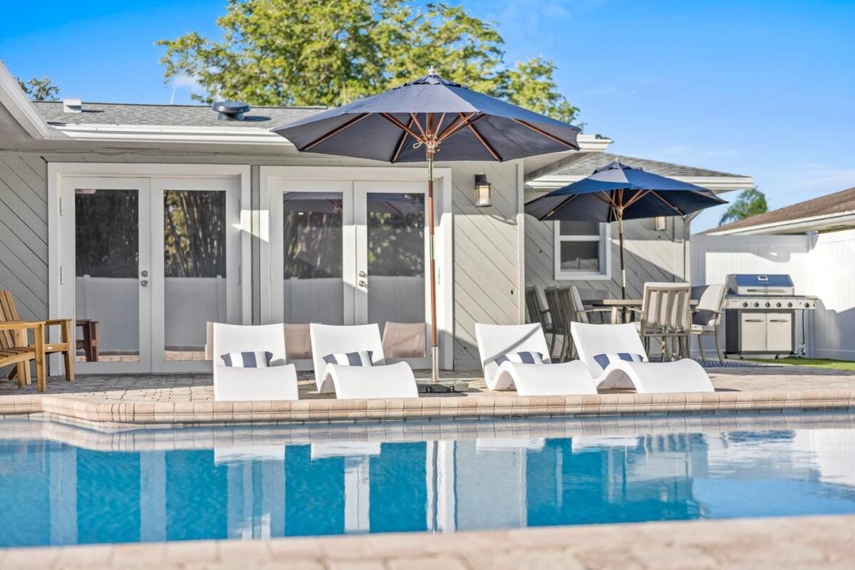 Villa! Heated Pool With Golf Firepit And Turf Sports Holiday home West Palm Beach