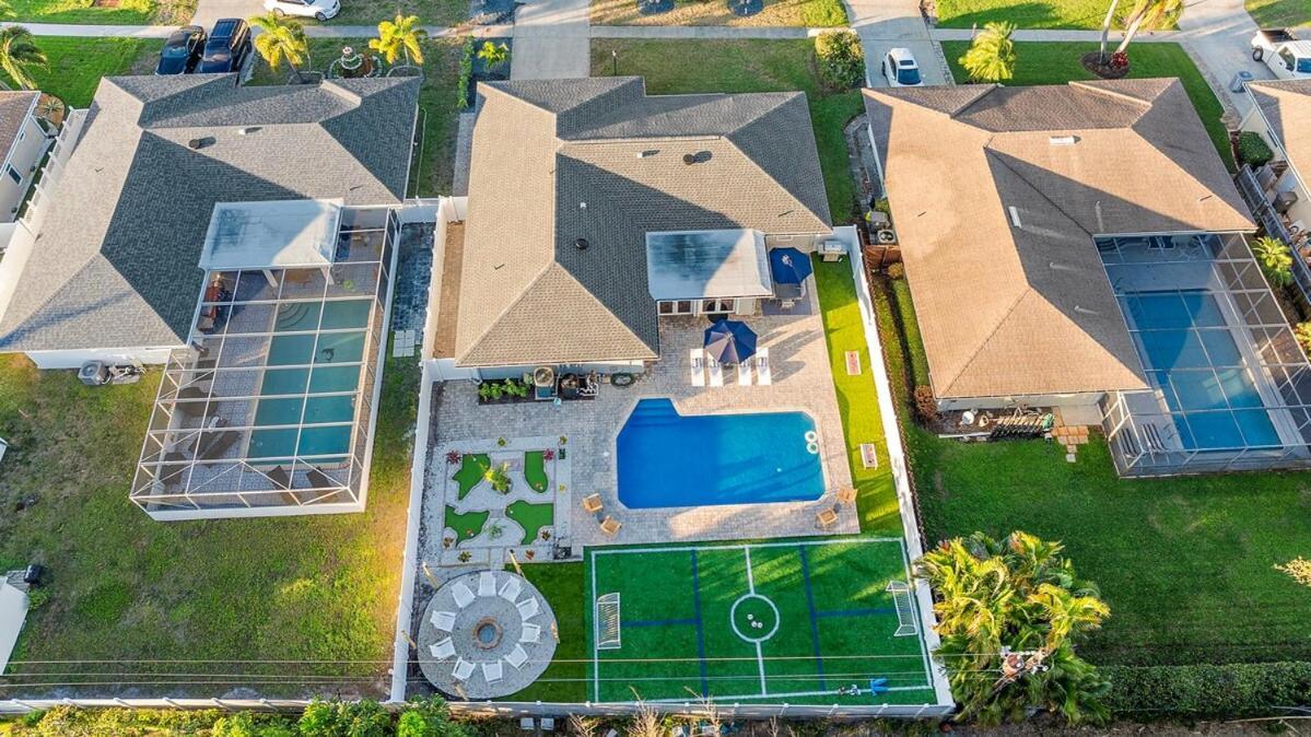 Villa! Heated Pool With Golf Firepit And Turf Sports Holiday home *