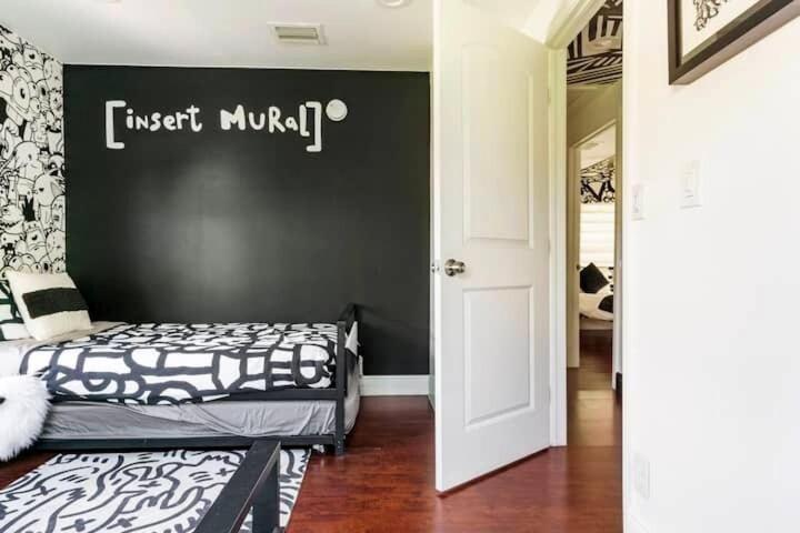 Holiday home 4bd 2ba - Black&white Artbnb - Southland Park Wpb