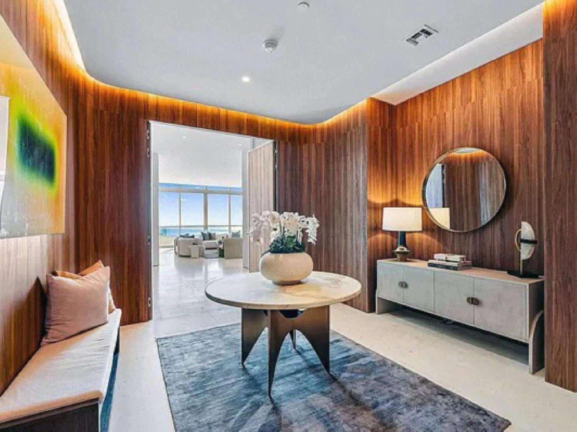 Penthouse With Panoramic Views In West Palm