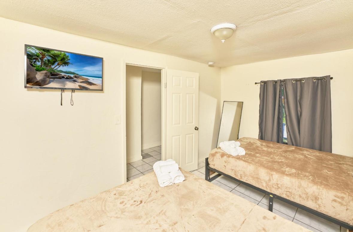 3 Bedrooms 1 Bathroom Entire Side House *