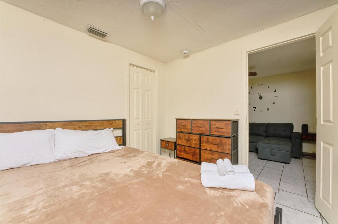 3 Bedrooms 1 Bathroom Entire Side House
