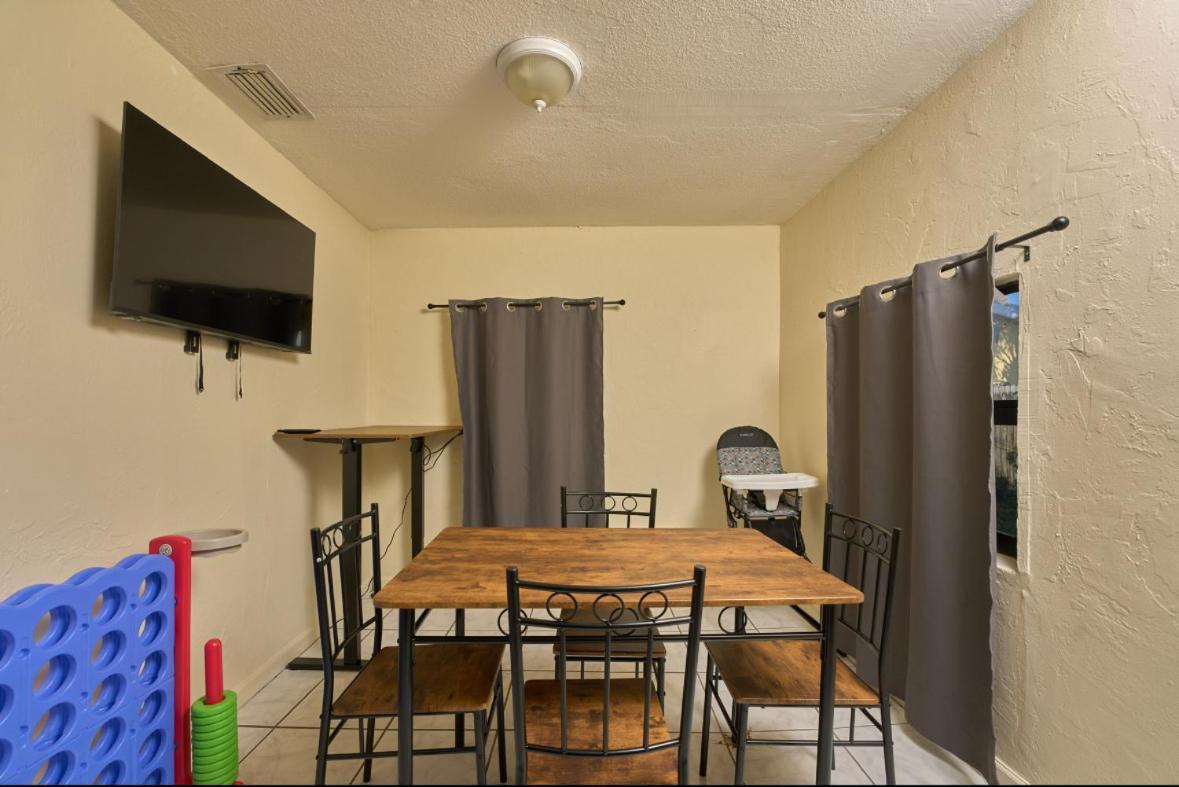 3 Bedrooms 1 Bathroom Entire Side House *