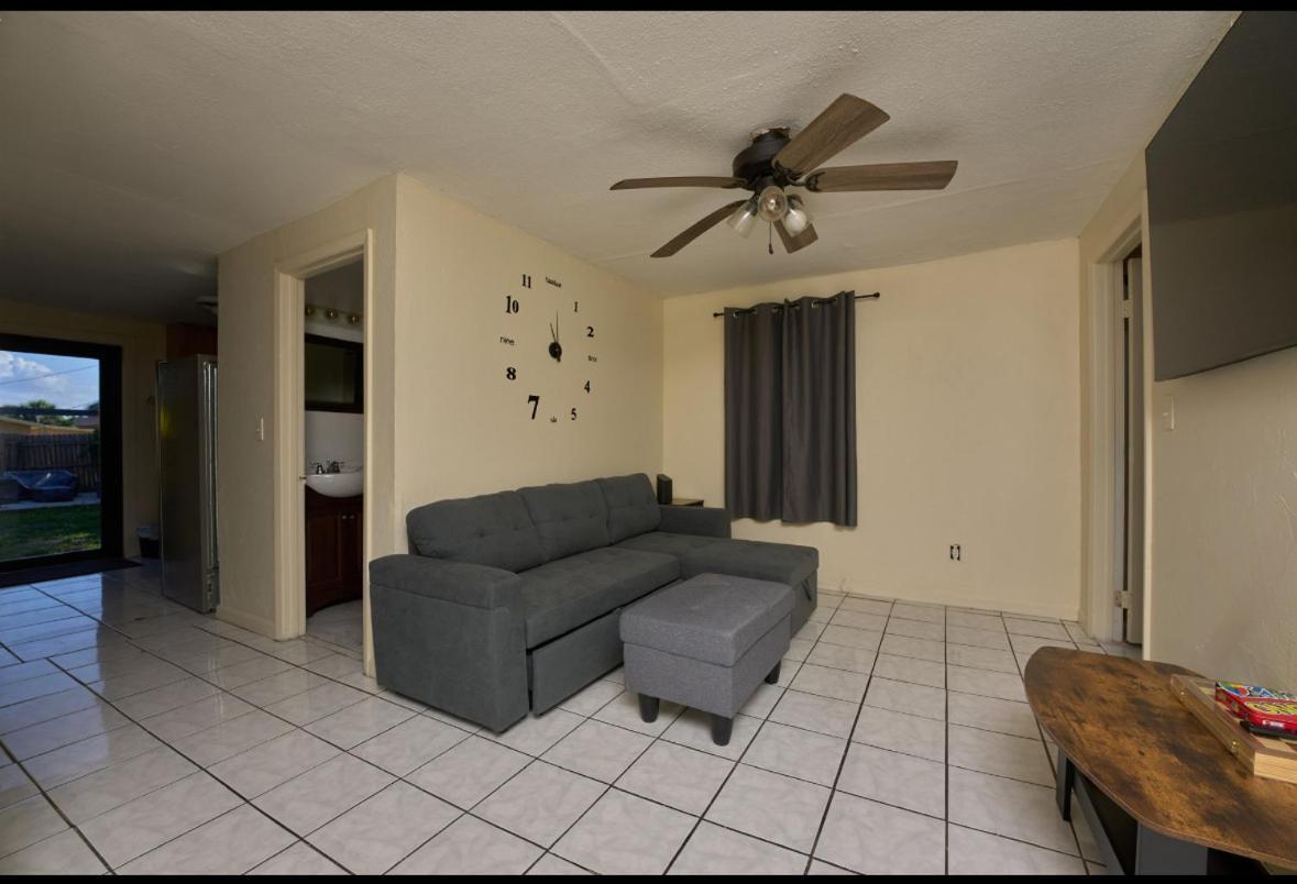 3 Bedrooms 1 Bathroom Entire Side House * West Palm Beach