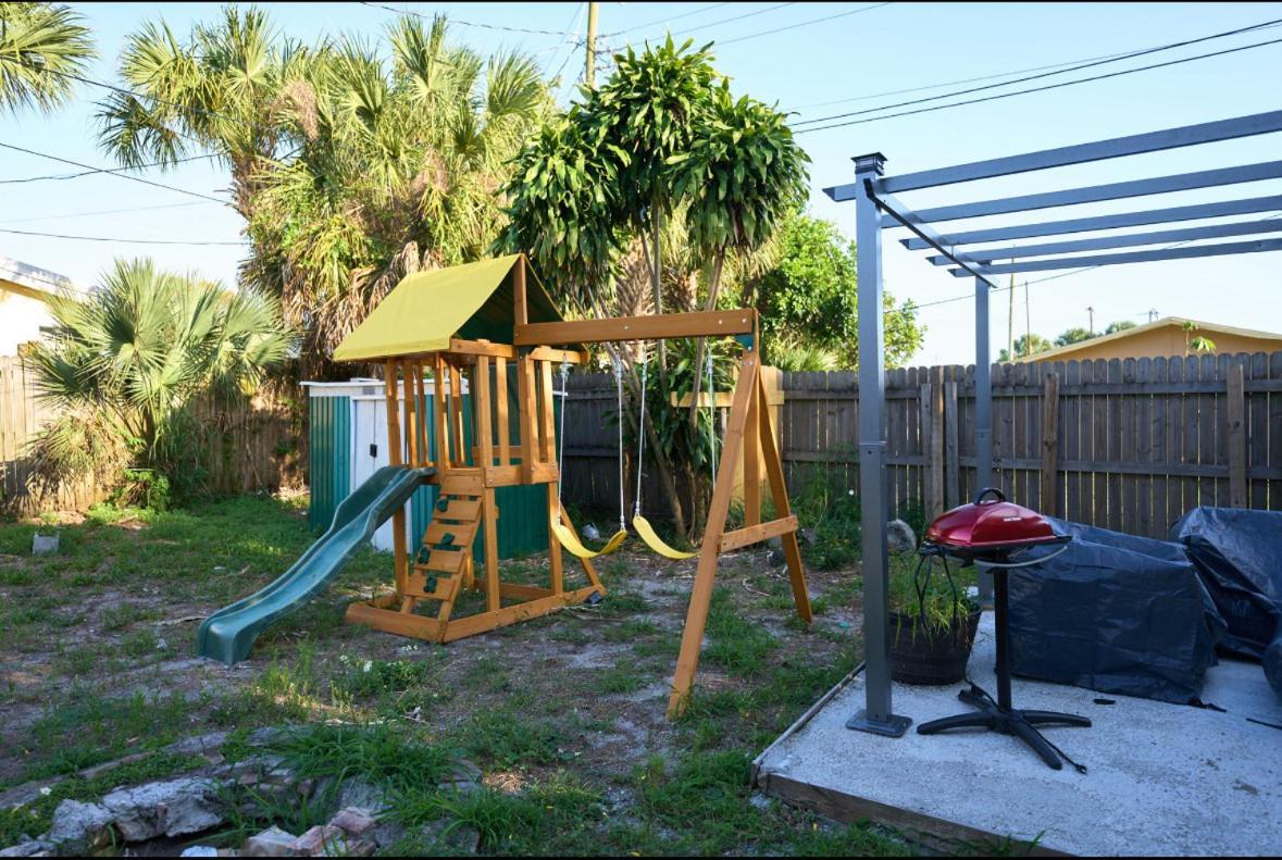 3 Bedrooms 1 Bathroom Entire Side House * West Palm Beach