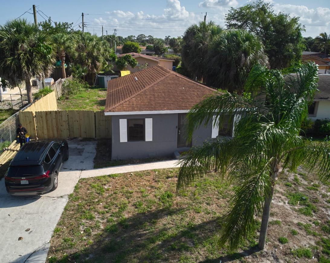3 Bedrooms 1 Bathroom Entire Side House Villa