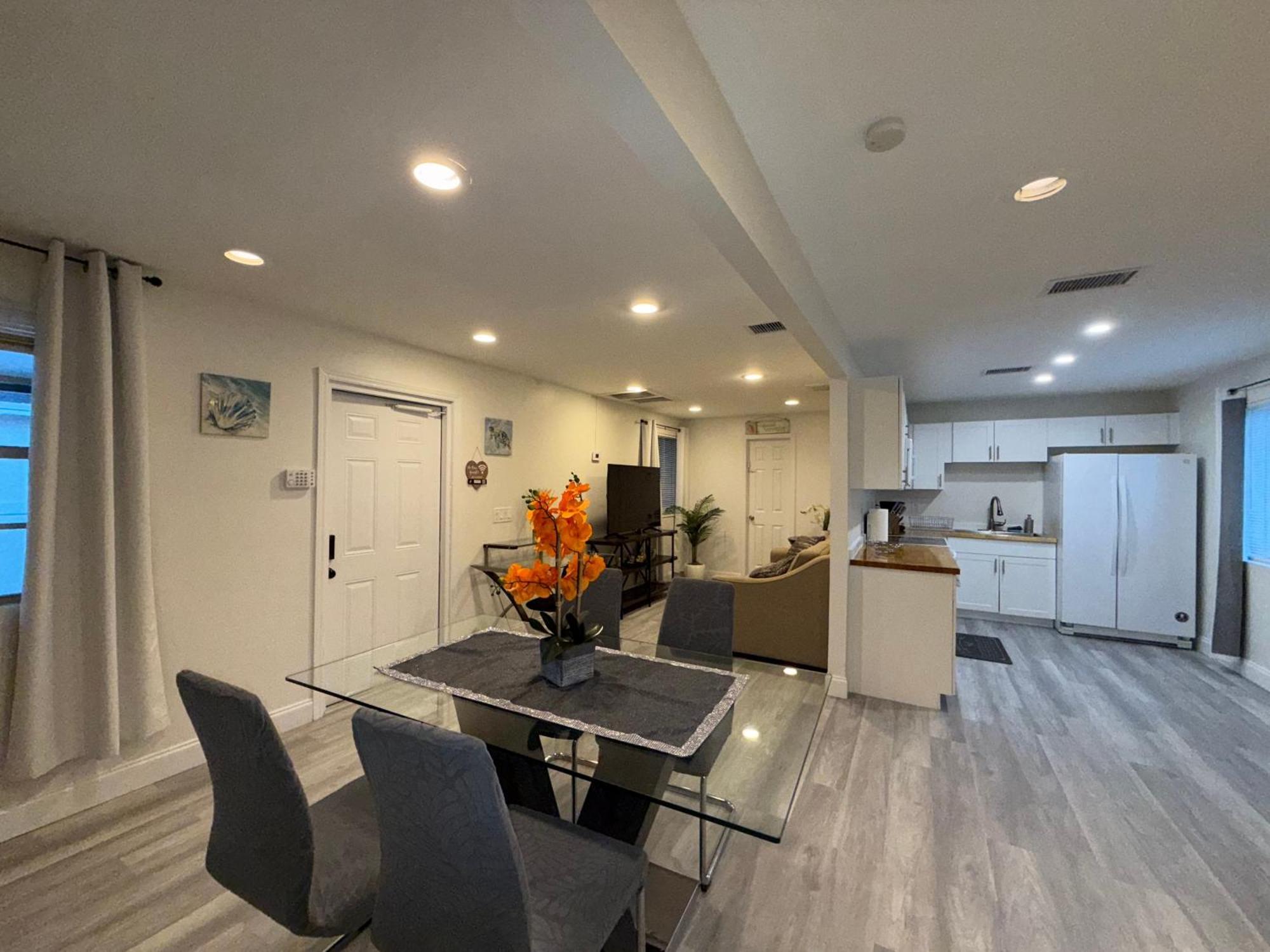 West Palm 2br Or 1br Holiday home West Palm Beach