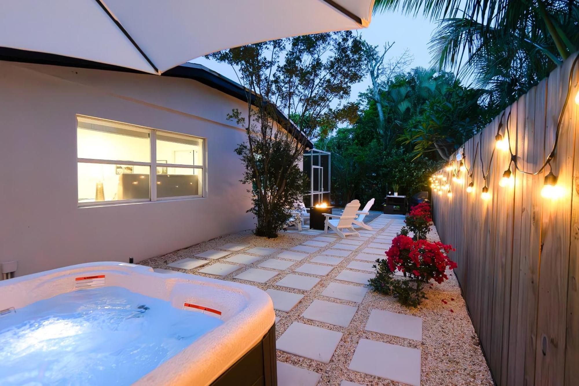 West Palm Elegant 5br With Hot Tub And Fire Pit Near West Palm Beach