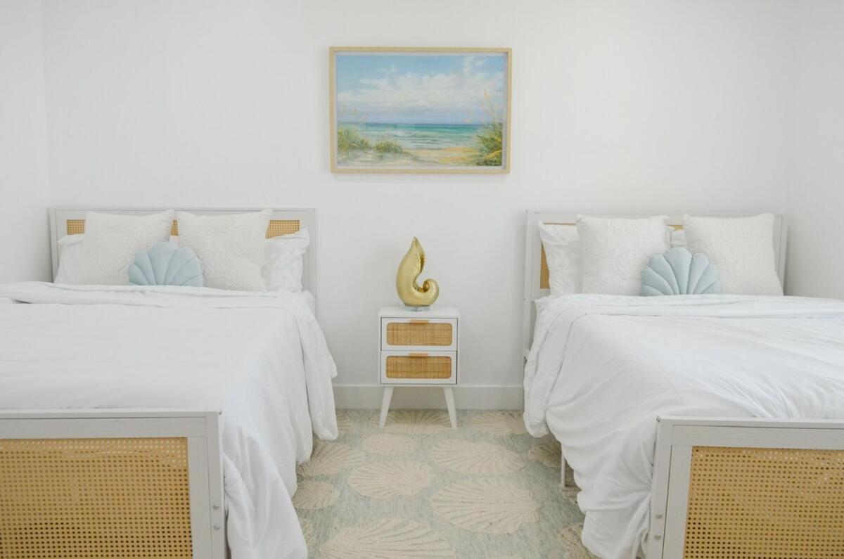 Coastal Crew Retreat - Sleeps 12 *