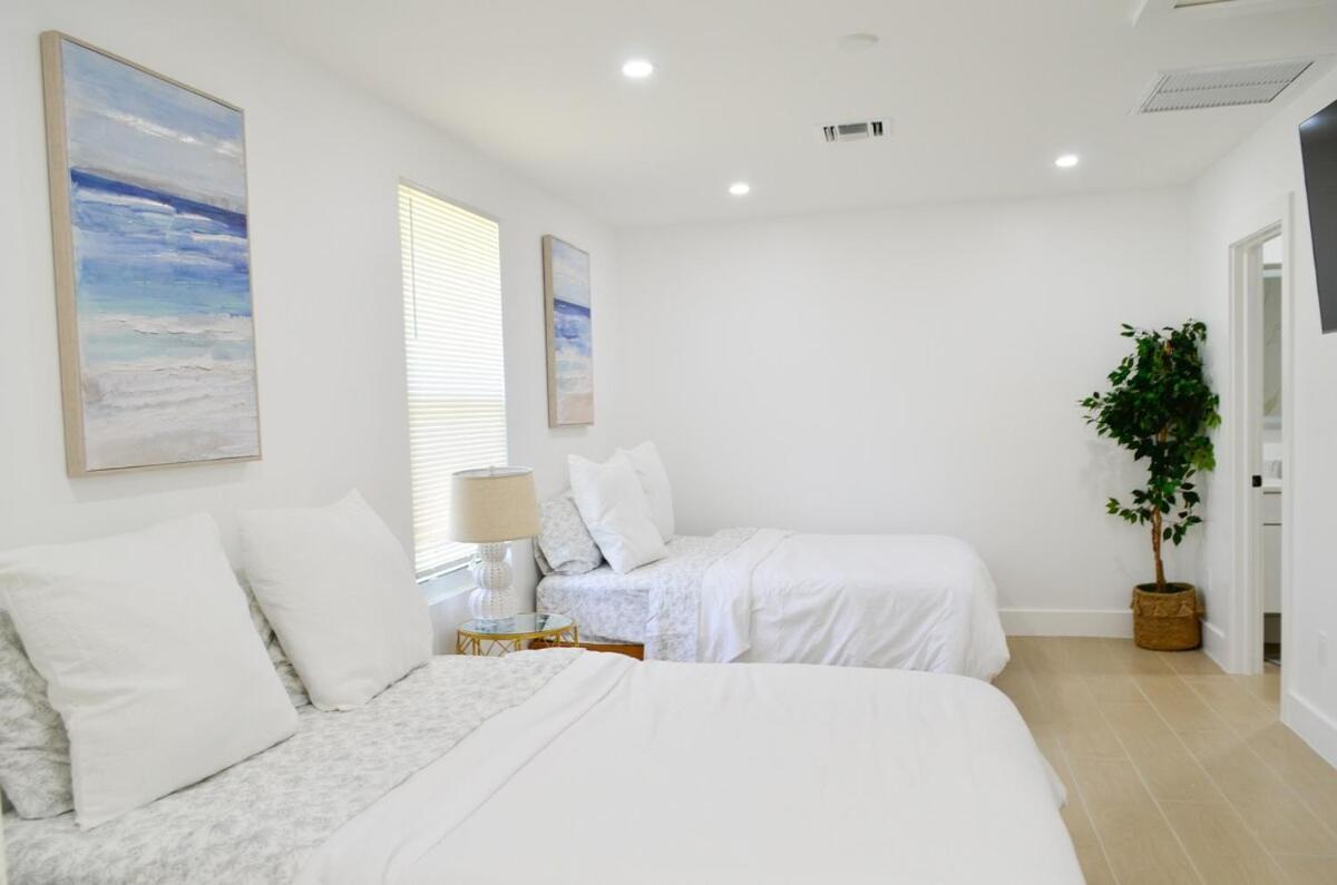 Coastal Crew Retreat - Sleeps 12 West Palm Beach