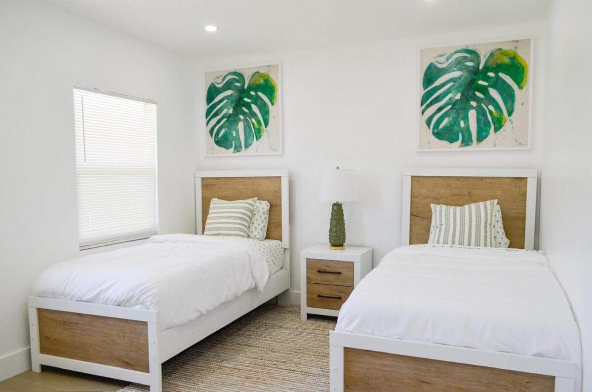 Coastal Crew Retreat - Sleeps 12 * West Palm Beach