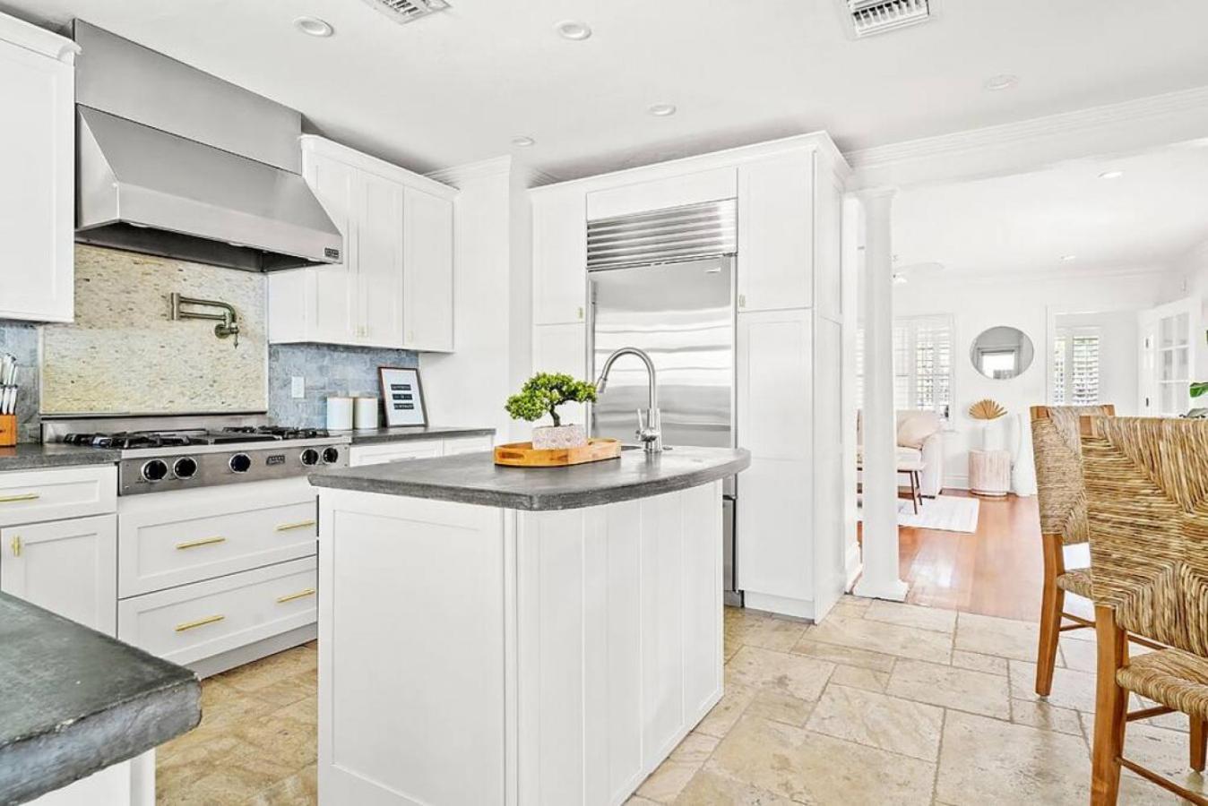 Holiday home 3 Bedroom 5 Mins From Downtown And *