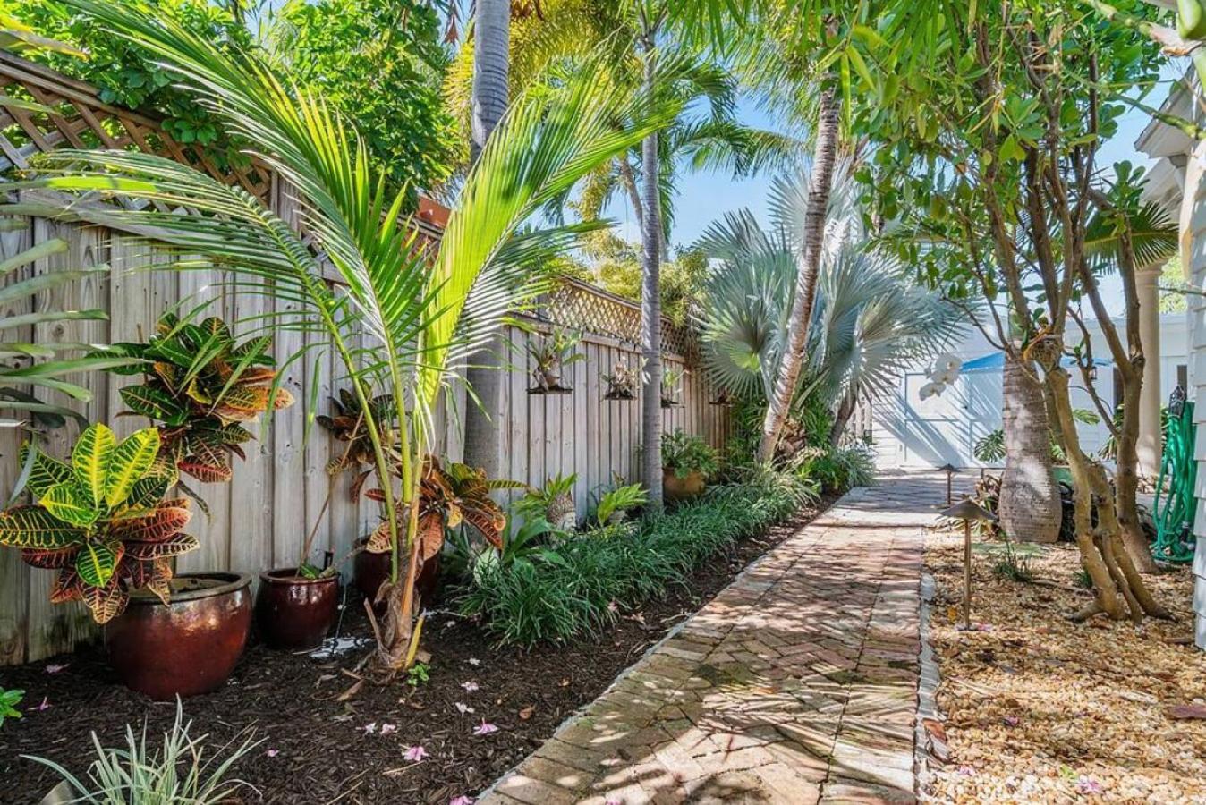Holiday home 3 Bedroom 5 Mins From Downtown And