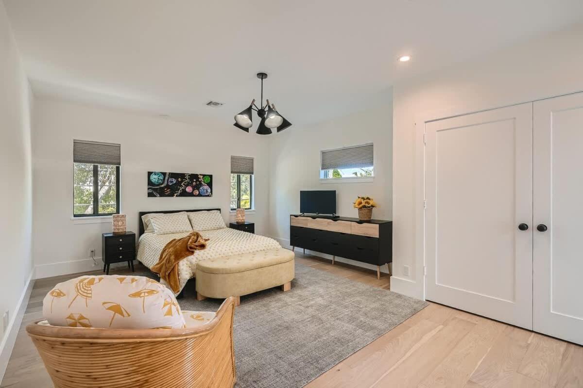 Holiday home Vogue - Designer Finishes Meet Open Living In Sunshine Park *