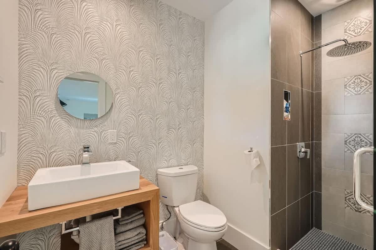 Vogue - Designer Finishes Meet Open Living In Sunshine Park Holiday home *