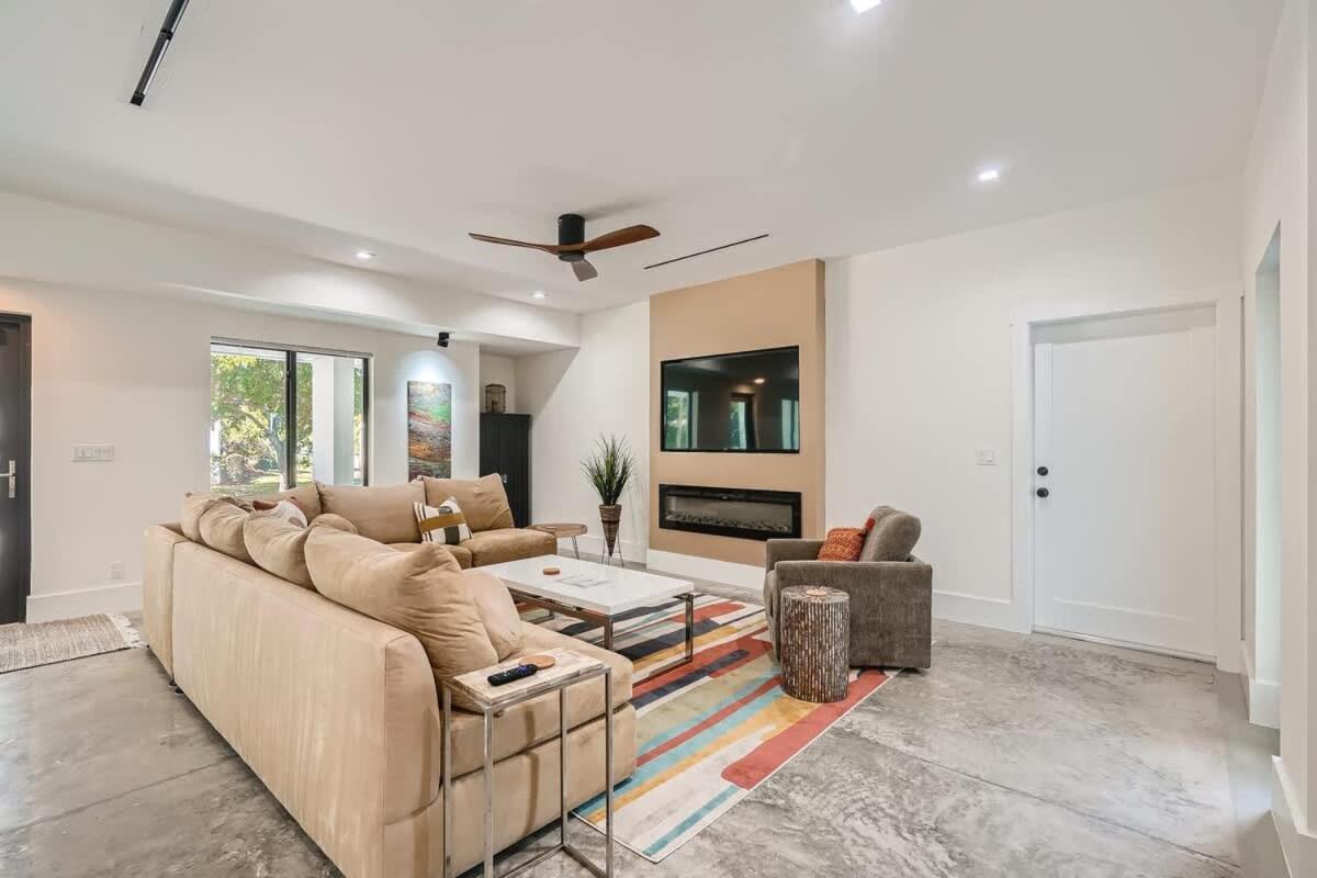 Vogue - Designer Finishes Meet Open Living In Sunshine Park Holiday home