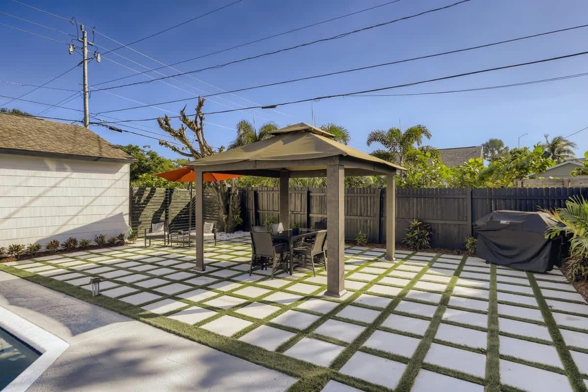Ridgeway - Revel In Sunlit Living With Backyard Gazebo & Pool Holiday home *