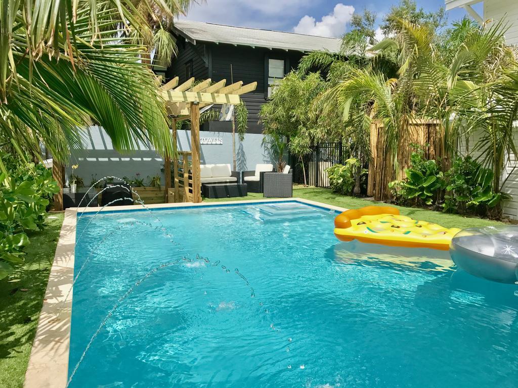 Tropical Garden Bungalow B Holiday home *