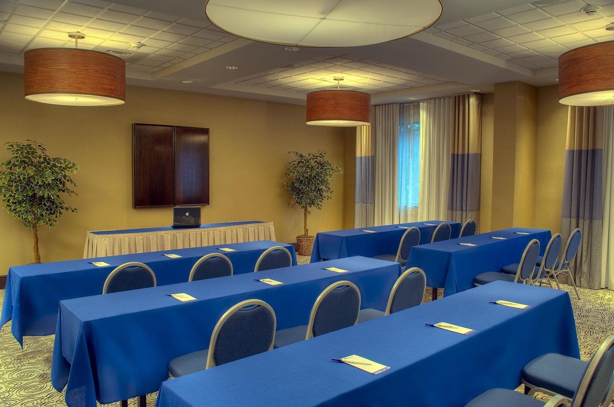 Hilton Garden Airport 3*