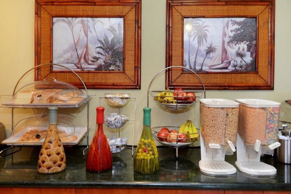 Inn Quality Palm International Airport