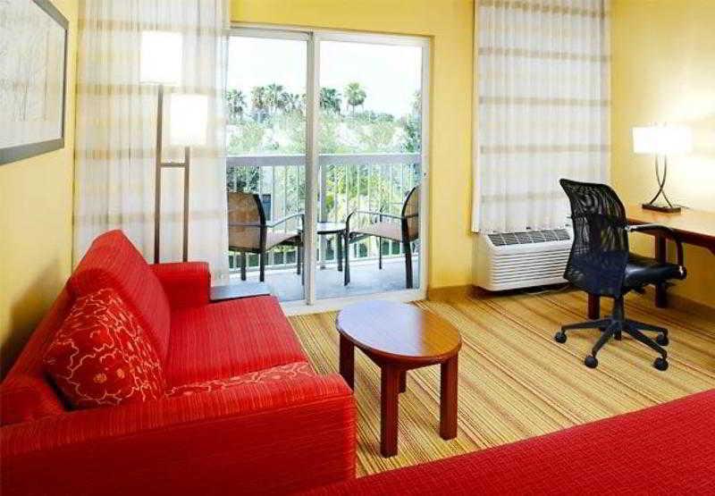 Courtyard By Marriott West Palm Airport 3*
