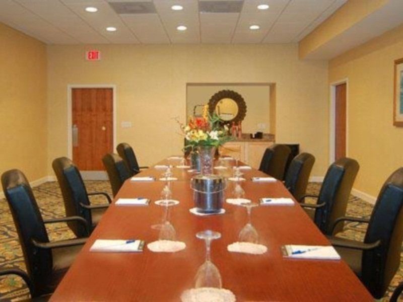 Ramada By Wyndham West Palm Airport 3*