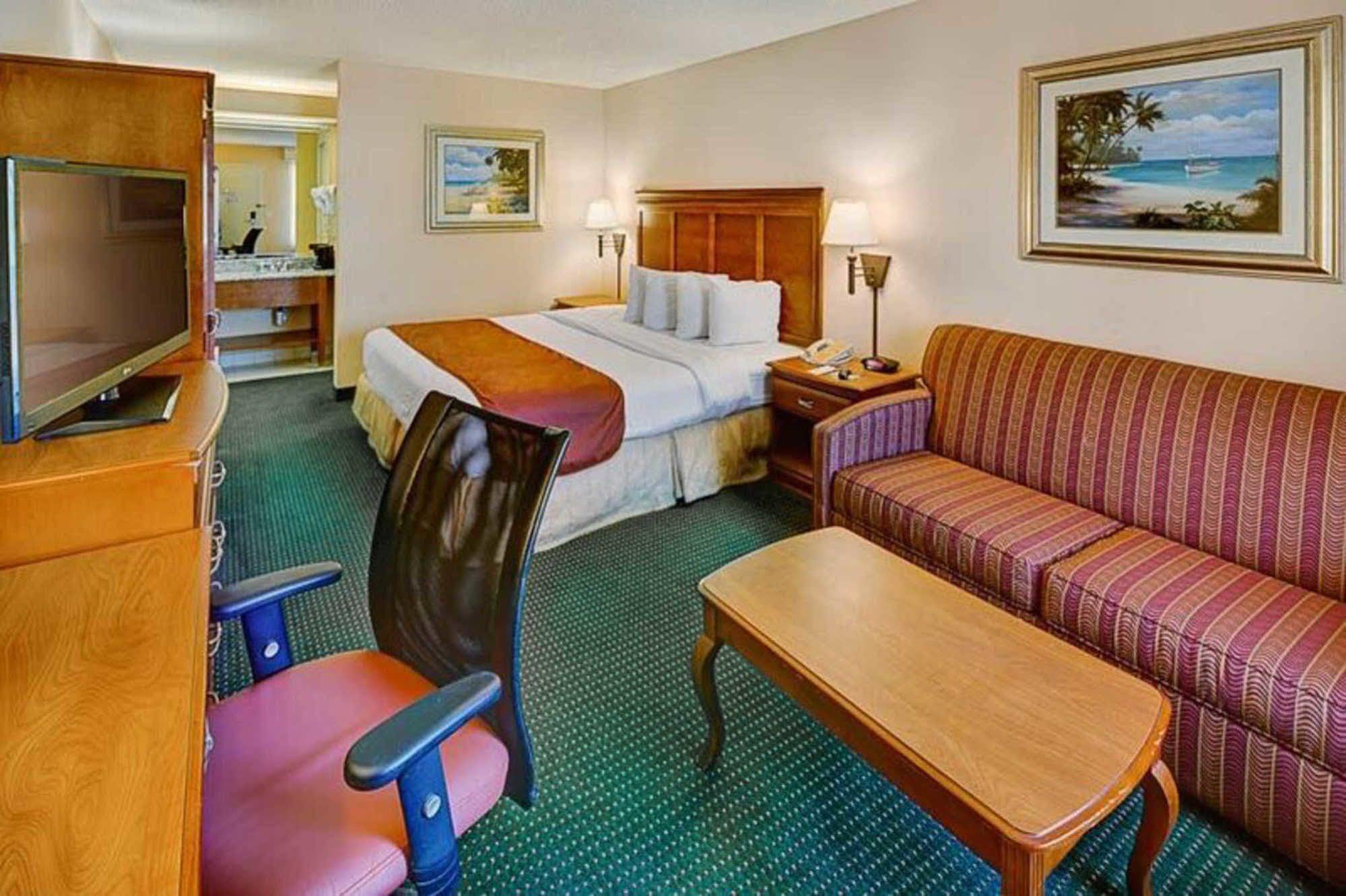 Inn Quality Palm International Airport