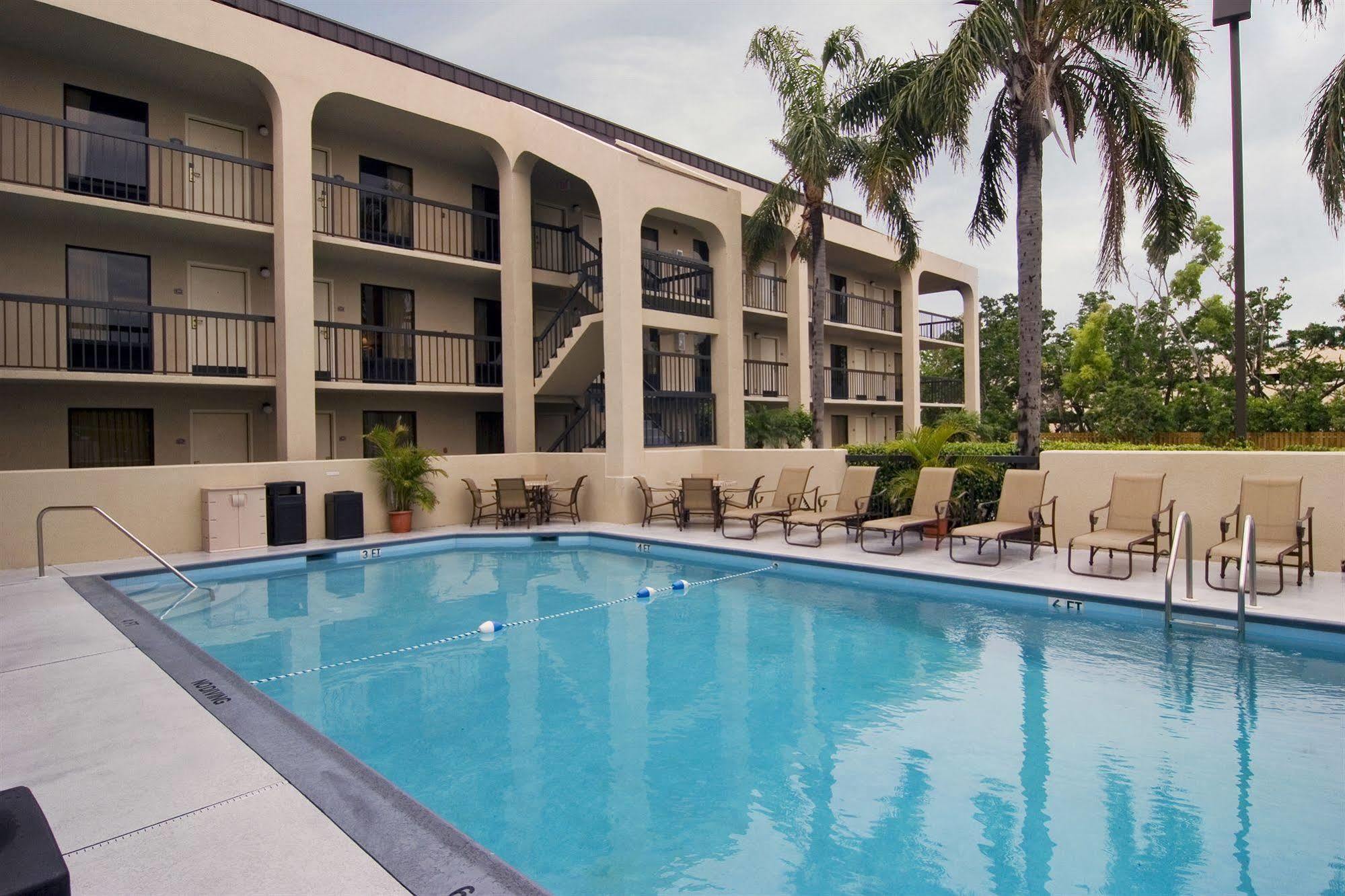 Inn Quality Palm International Airport 3*