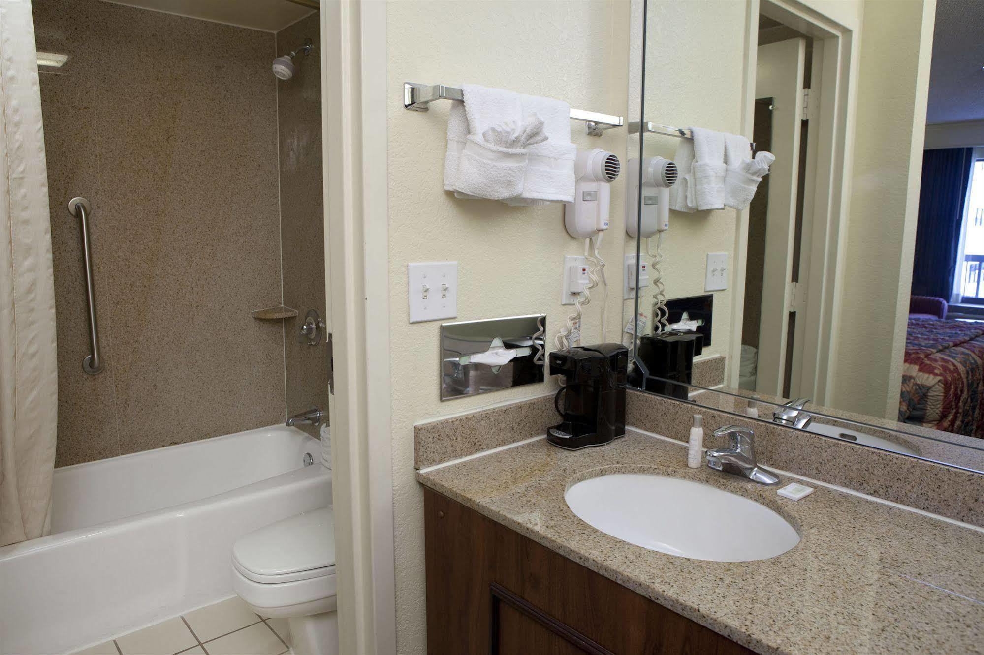 Quality Palm International Airport 3*