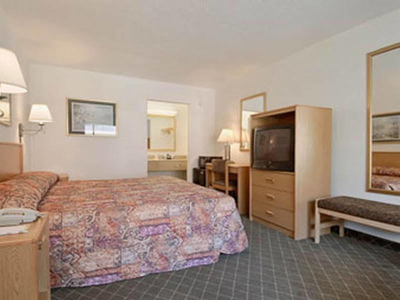 Hotel Days By Wyndham West Palm