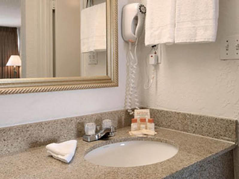 Days By Wyndham West Palm 2*