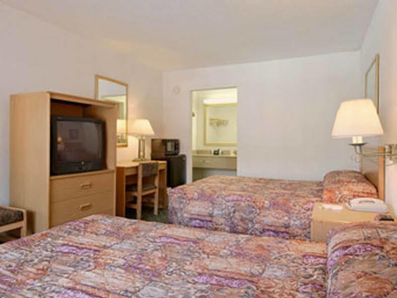 Days By Wyndham West Palm Hotel