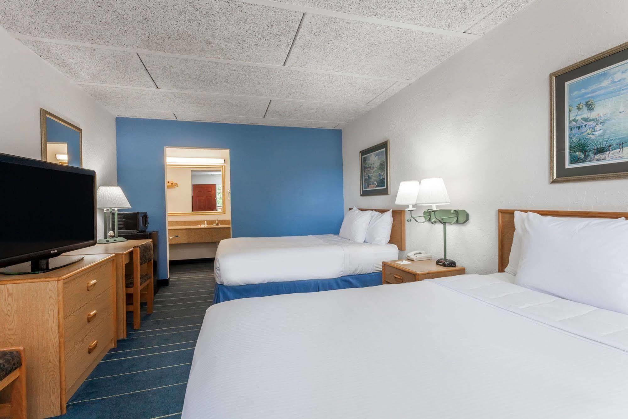 Hotel Days By Wyndham West Palm